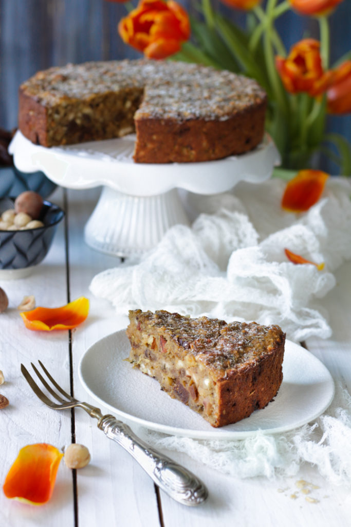 Torta rustica di pane raffermo, fichi e zucchero integrale senza lattosio