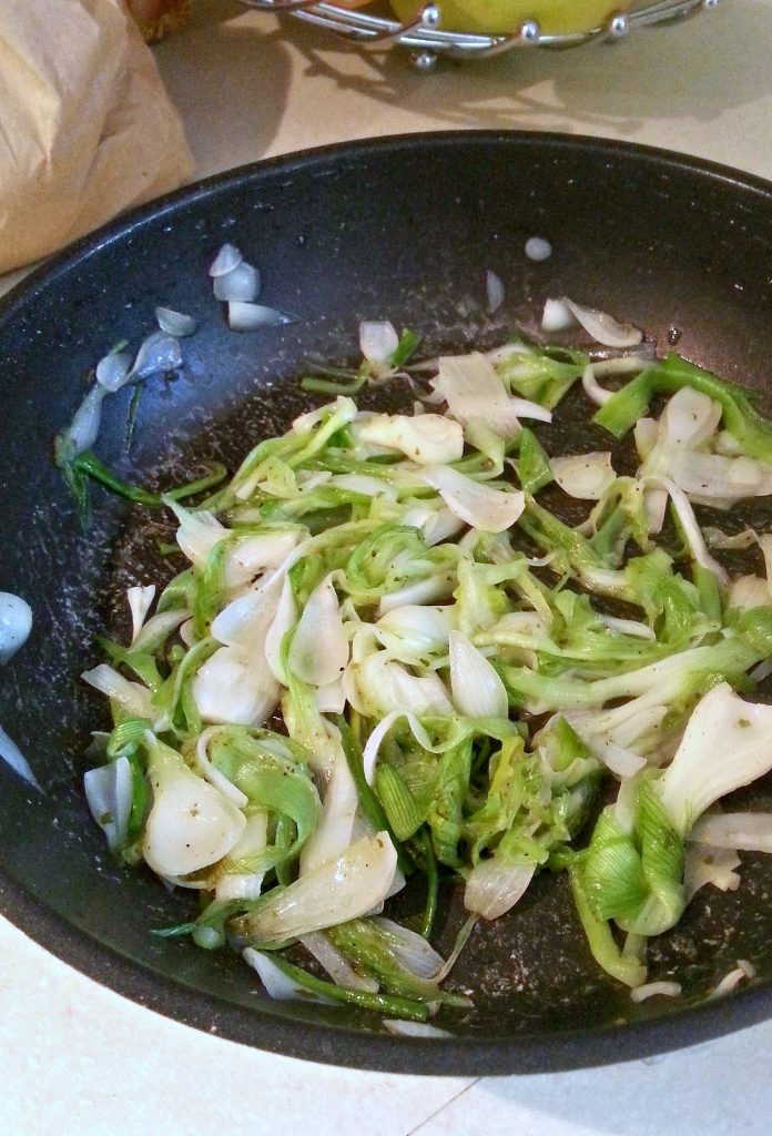 Frittata al forno con cipollotti e sesamo nero ricetta light