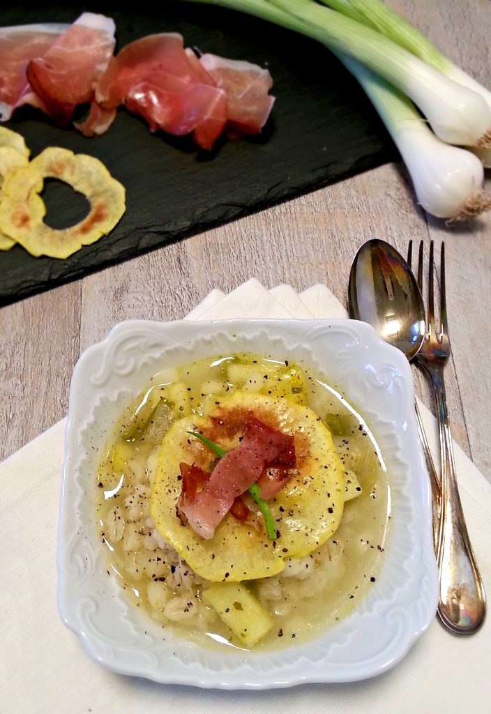 Orzo alla mela e speck croccante ricetta gustosa