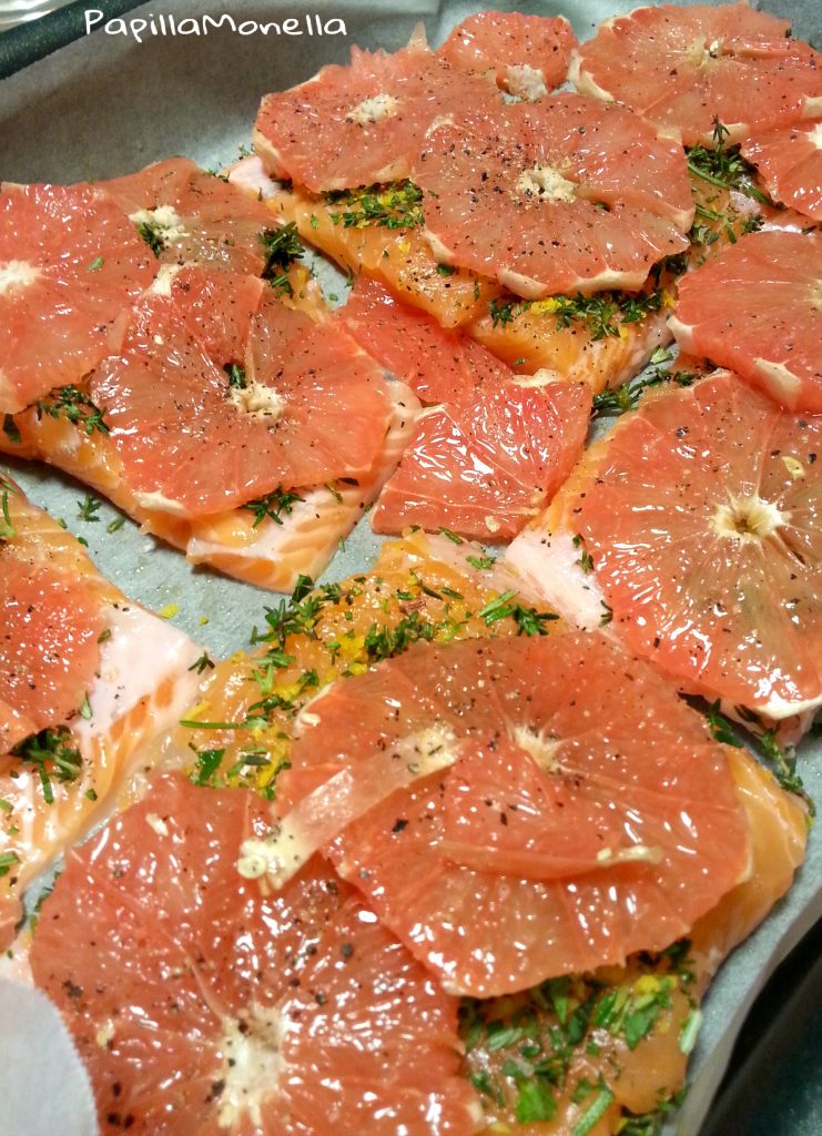 filetti di salmone alle tre erbe con pompelmo rosa preparazione