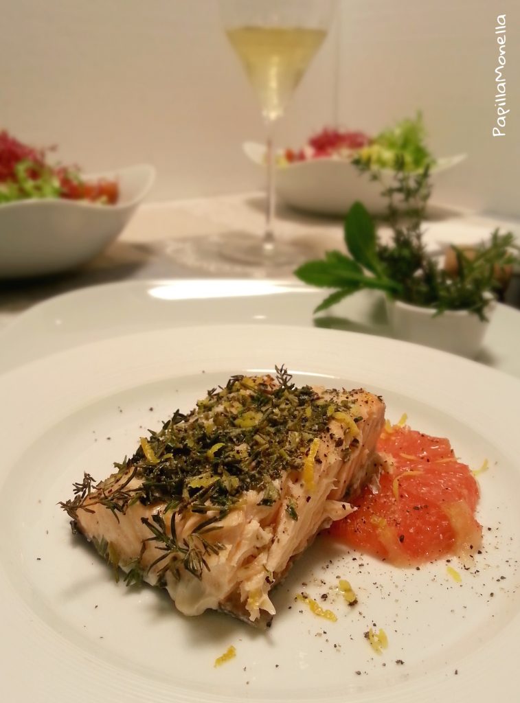 filetti di salmone alle tre erbe con pompelmo rosa ricetta light