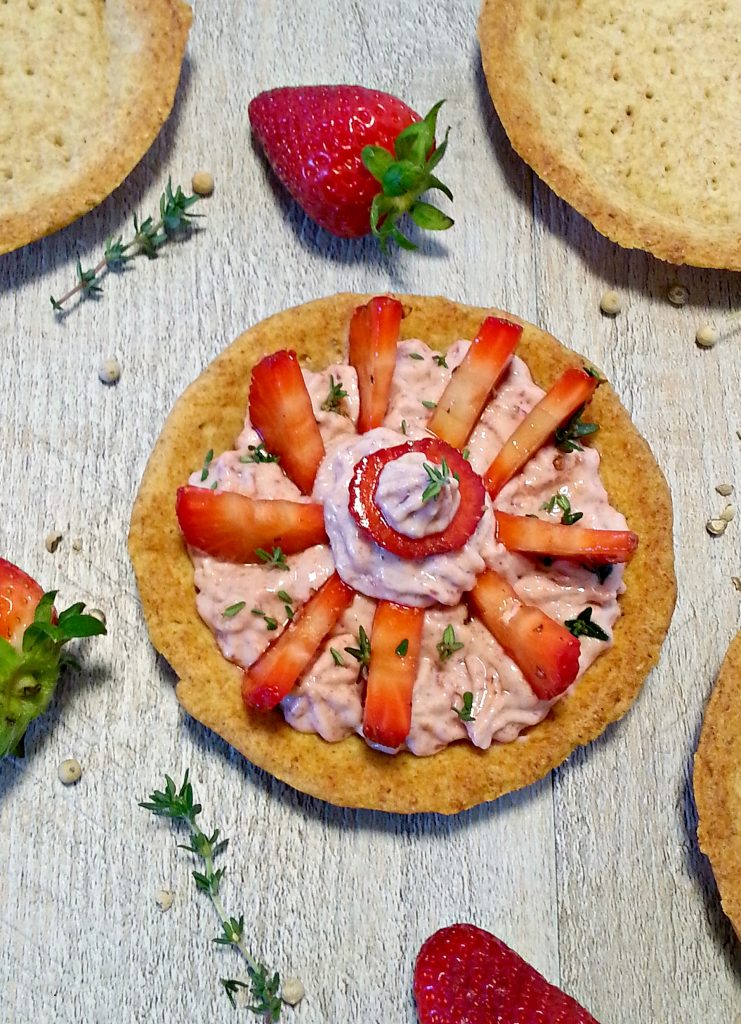 Tortini salati con crema di bresaola e fragole ricetta facile