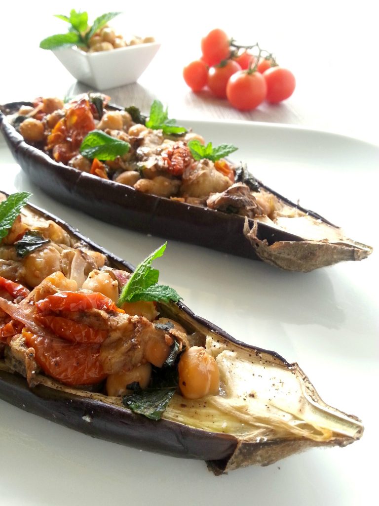 Barche di melanzane con ceci coriandolo e menta ricetta vegana