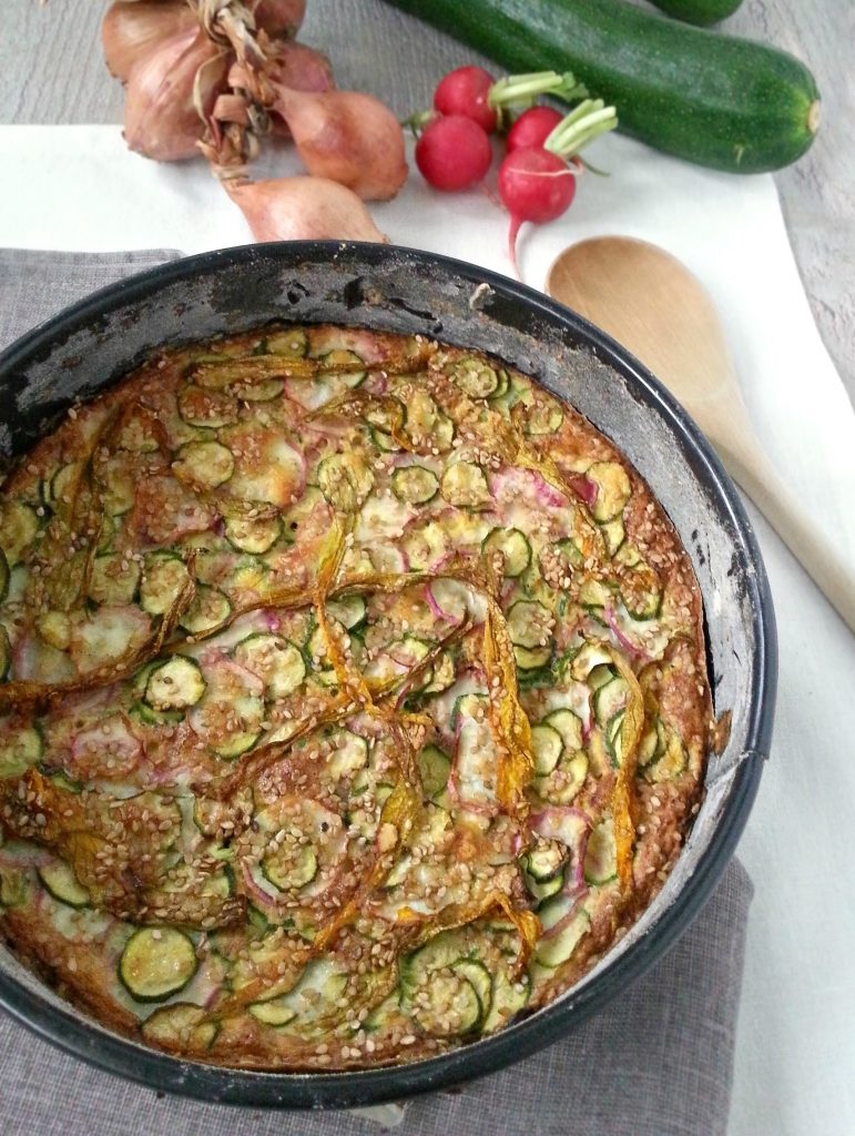 Frittata leggera di primavera con fiori di zucchina e semi