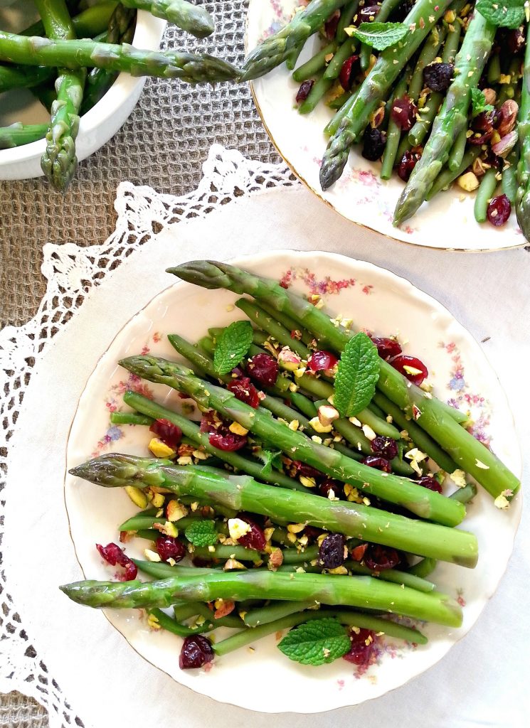 Asparagi, fagiolini pistacchi e mirtilli salad ricetta light