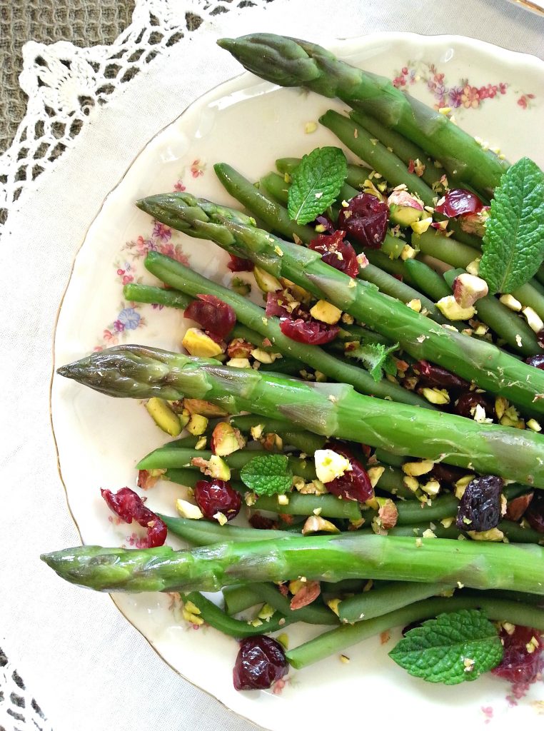 Asparagi, fagiolini pistacchi e mirtilli salad ricetta facile