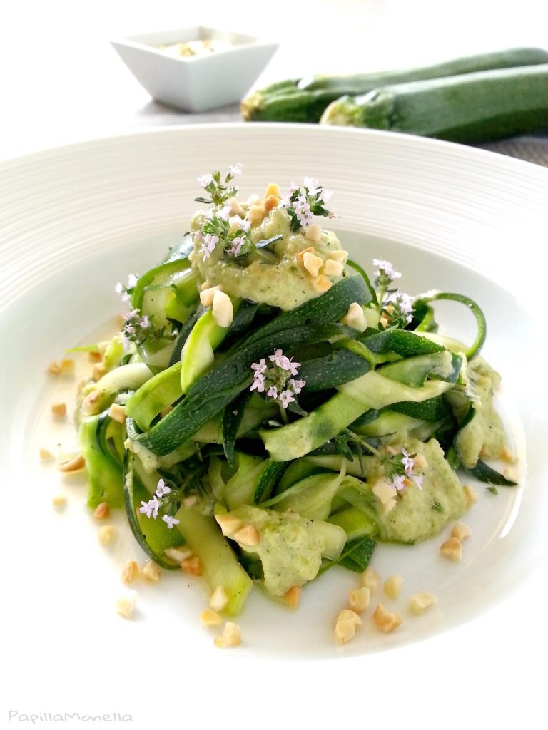 Fettuccine di zucchine al pesto o zoodles senza carboidrati