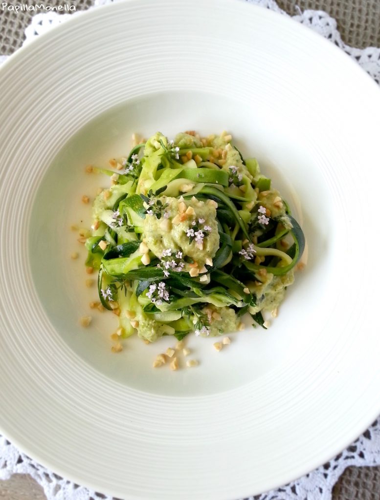 Fettuccine di zucchine al pesto o zoodles ricetta light