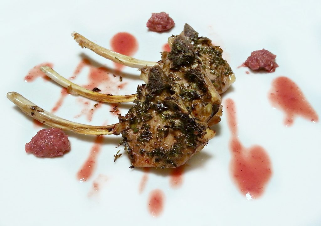 Salsa agrodolce radicchio e fragole alle due maniere con agnello