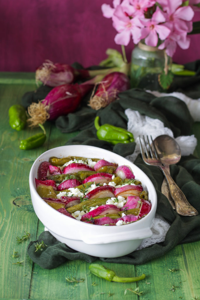 Feta al forno con friggitelli e cipolla dolce