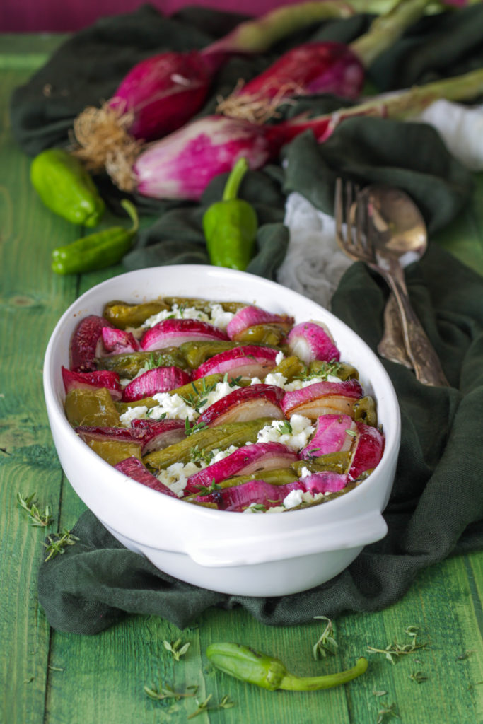 Feta al forno con friggitelli e cipolla dolce ricetta vegetariana