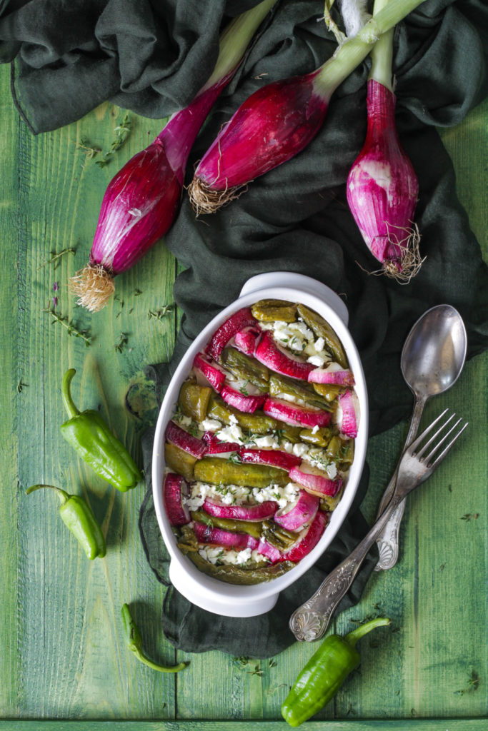 Feta al forno con friggitelli e cipolla dolce ricetta facile