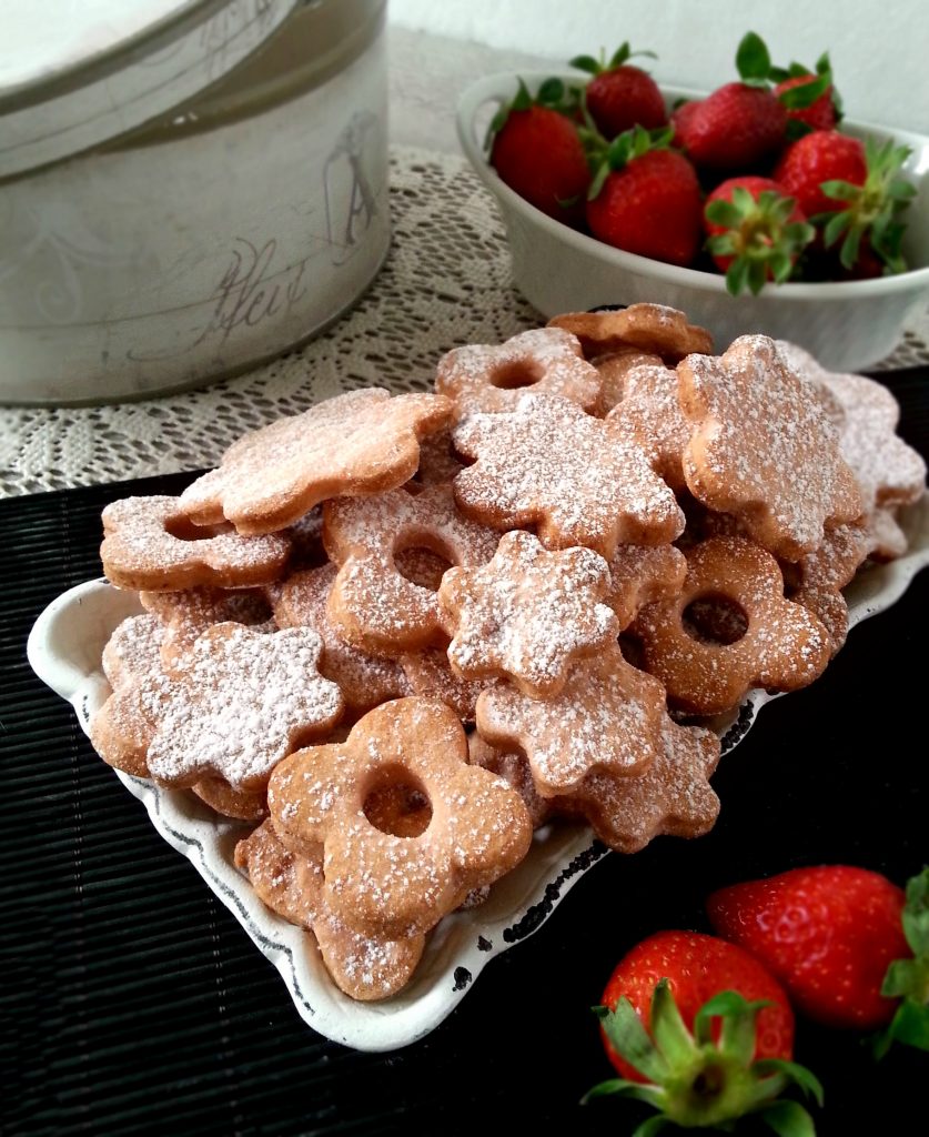 Biscotti in rosa alla frolla di fragole ricetta facile