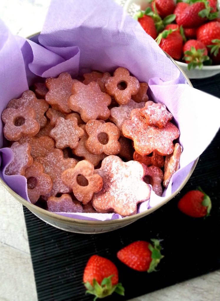 Biscotti in rosa alla frolla di fragole conservazione