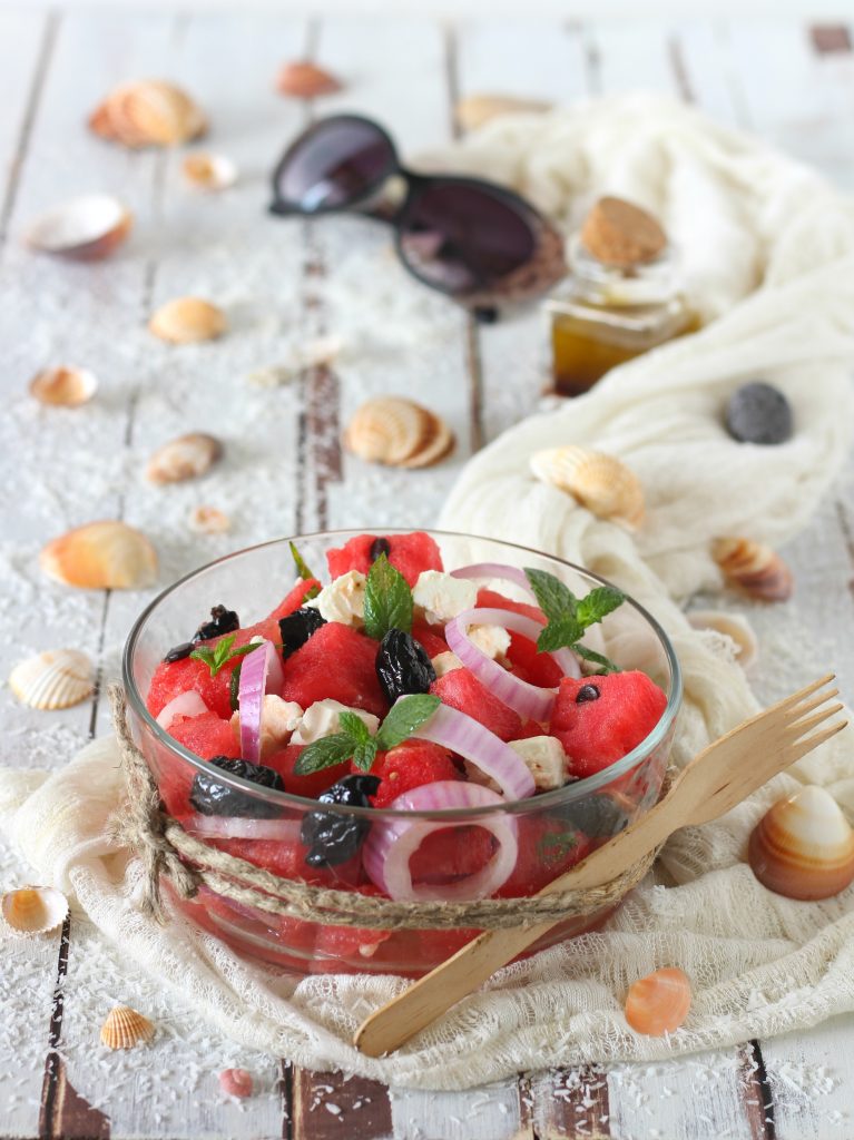 Feta salad con anguria olive nere e menta senza cottura