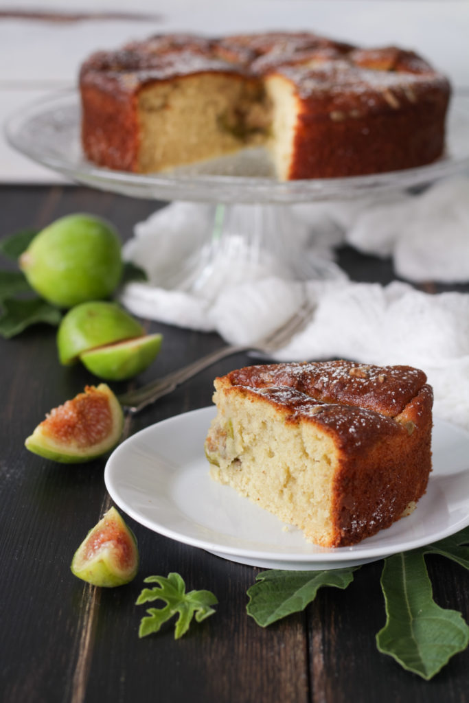 Torta ai fichi freschi e frullati fetta pronta all'assaggio