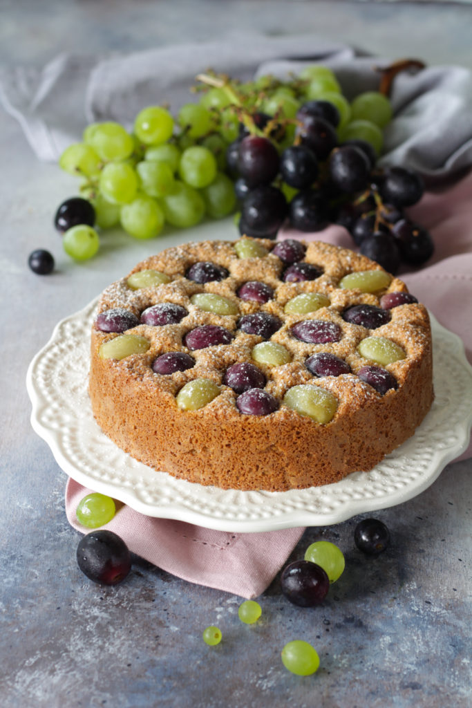 Torta di pangrattato con muesli e uva pronta da gustare