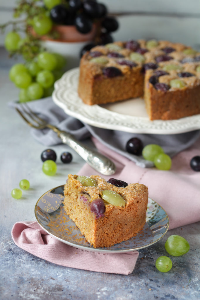 Torta di pangrattato con muesli e uva facile veloce