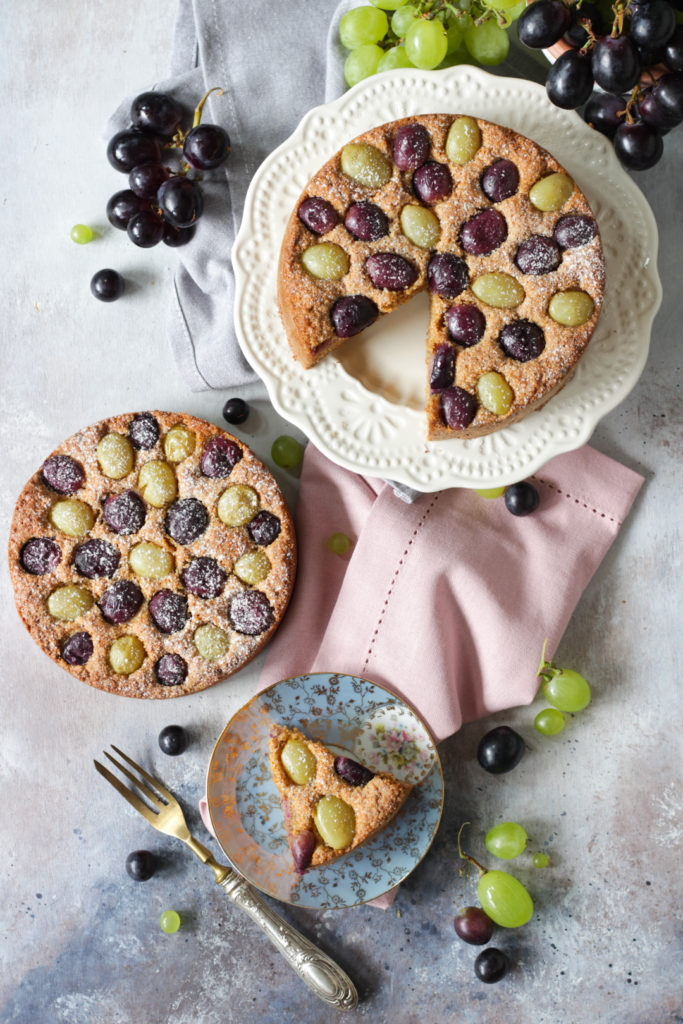 Torta di pangrattato con muesli e uva golosa sana