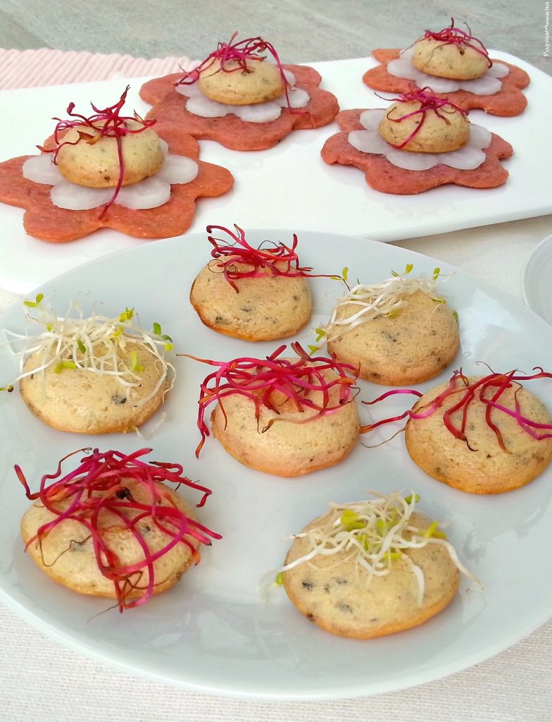 Finger food vegetariani su cialda light con barbabietola