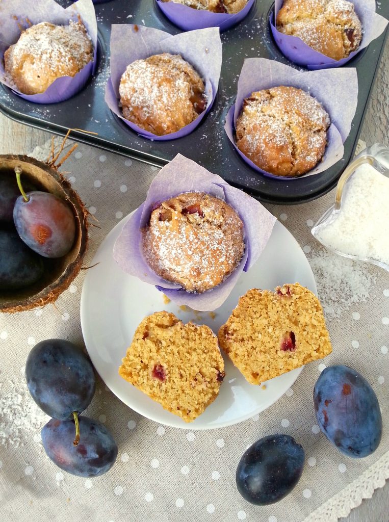 Muffin vegani al cocco fresco e prugne ricetta light