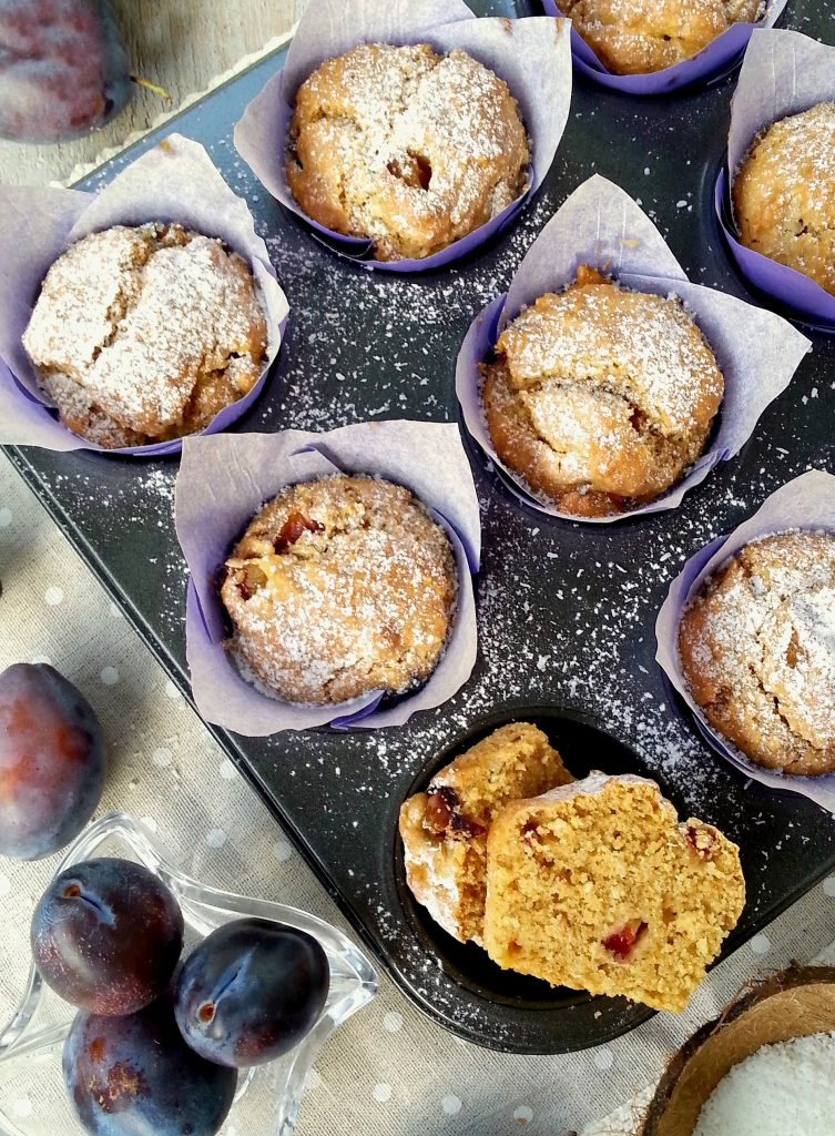 Muffin vegani al cocco fresco e prugne facili