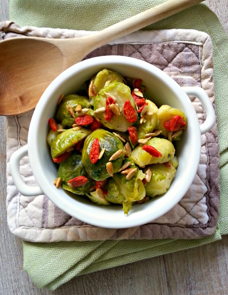 Cavoletti di Bruxelles light al vapore con Goji e girasole ricetta vegana