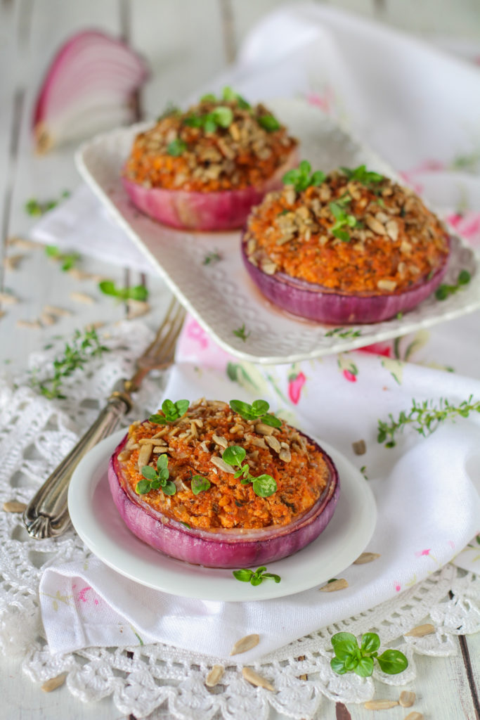 Cipolle al forno con ragout di tofu ricetta vegana