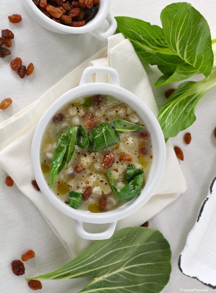 Zuppa di orzo con pak choi e uvetta ricetta light