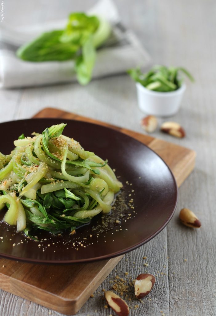 Pakchoi in padella con noci della Amazzonia ricetta veloce