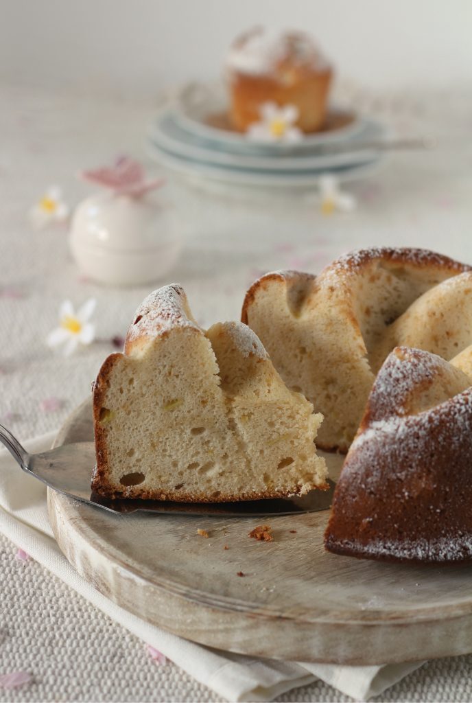 Torta solo albumi al sedano e pompelmo rosa senza burro