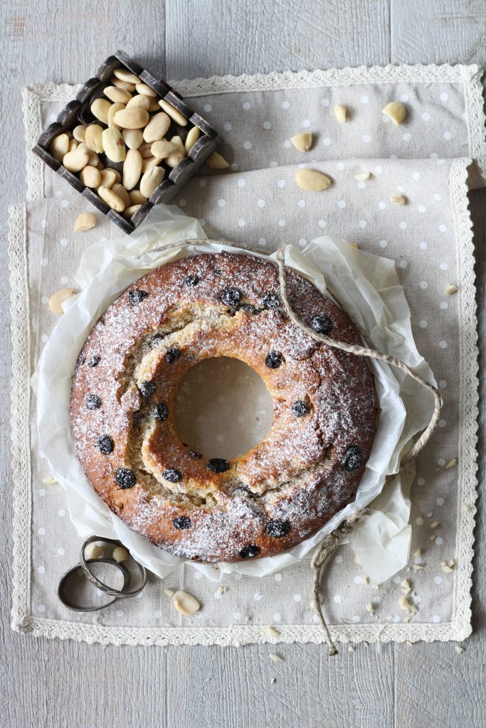 Ciambella 10 minuti mirtilli e mandorle senzaburro facile