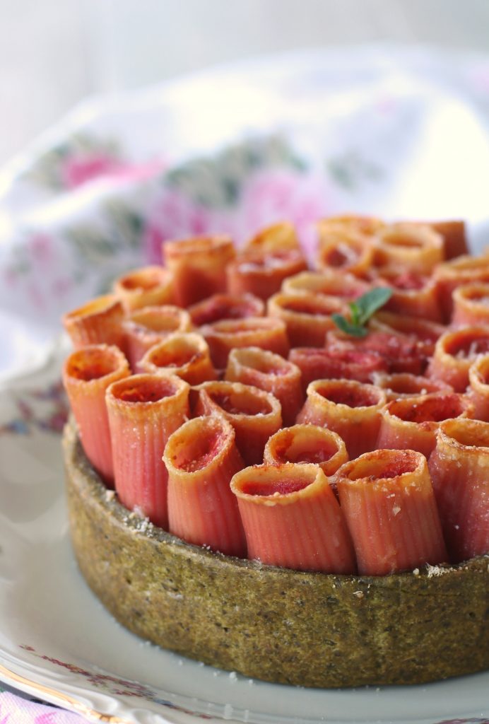 Sformato di rigatoni in crosta al prosciutto e barbabietola ricetta