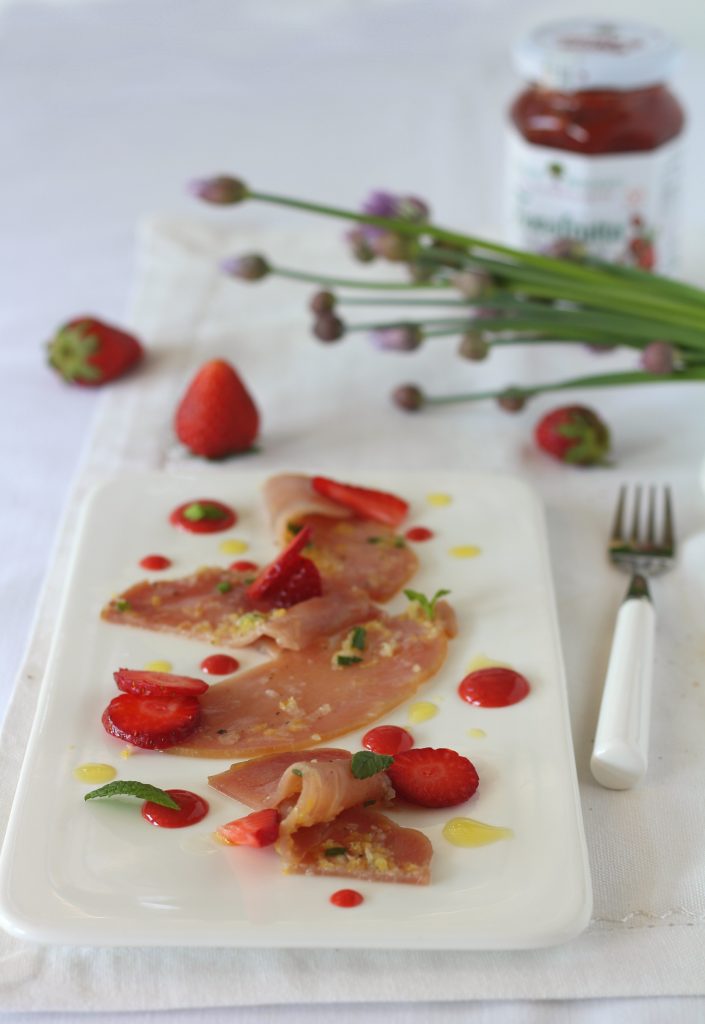 Tonno in carpaccio con composta di fragole senza cottura