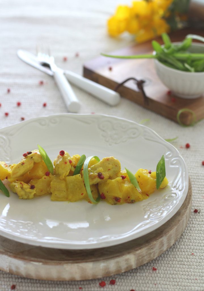 Spezzatino di pollo al curry con mele e ananas facile