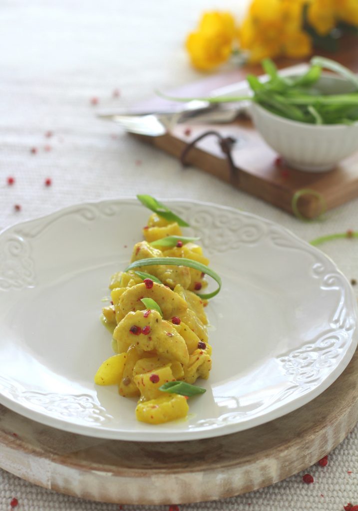 Spezzatino di pollo al curry con mele e ananas veloce