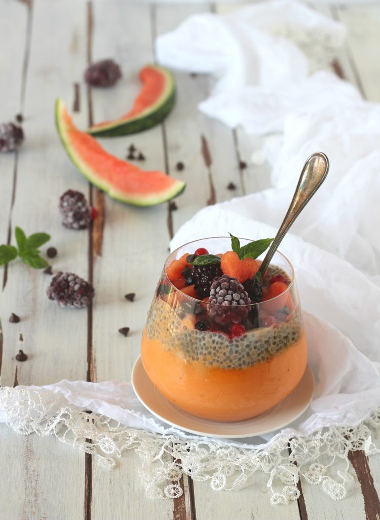 Chia pudding con anguria frullata e cocco vegan