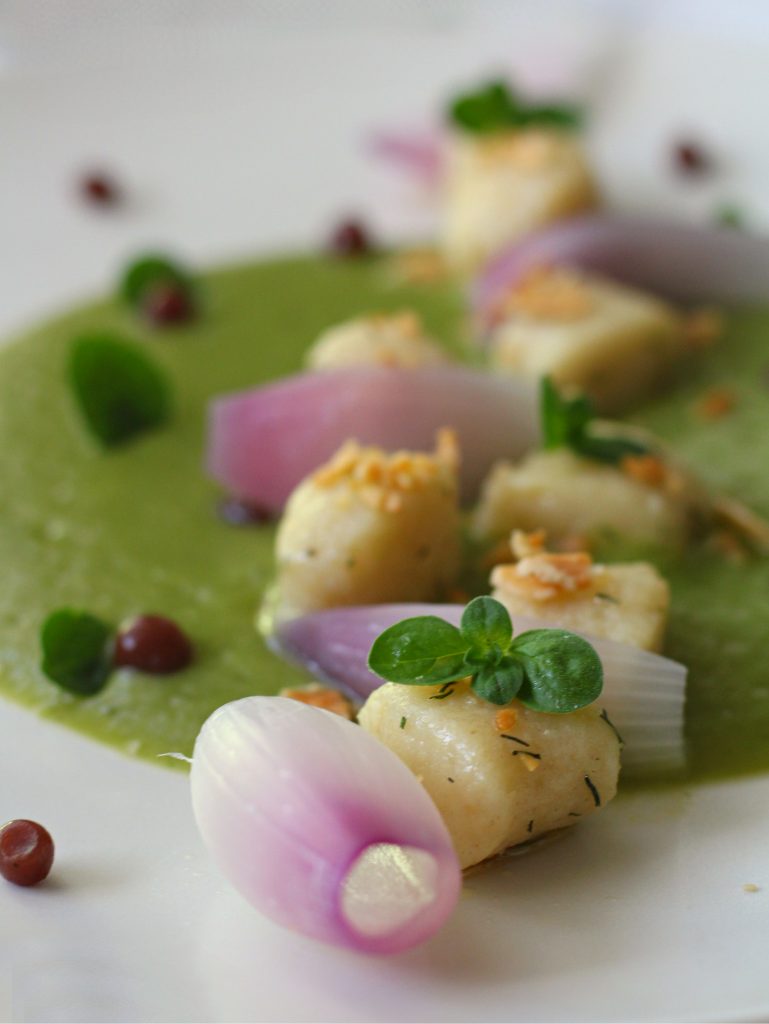 Gnocchi di farro con aneto origano e perle di pimento light