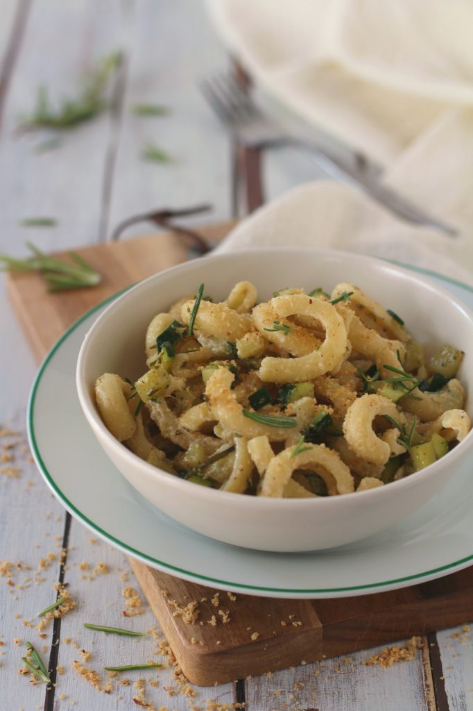 Pasta fredda al pesto di nocciole e rosmarino vegan