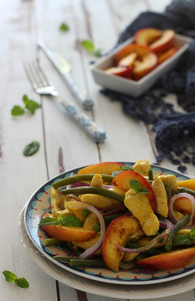 Insalata di pollo allo zafferano pesche e fagiolini light