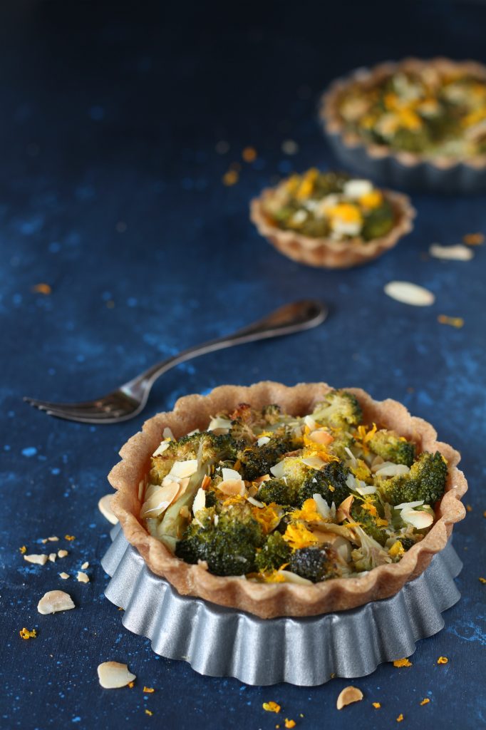 Crostatine salate al farro con broccoli e mandorle light