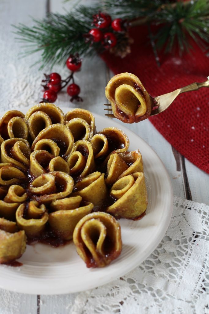 Torta fiore di sfoglia light ricotta e marmellata verticale