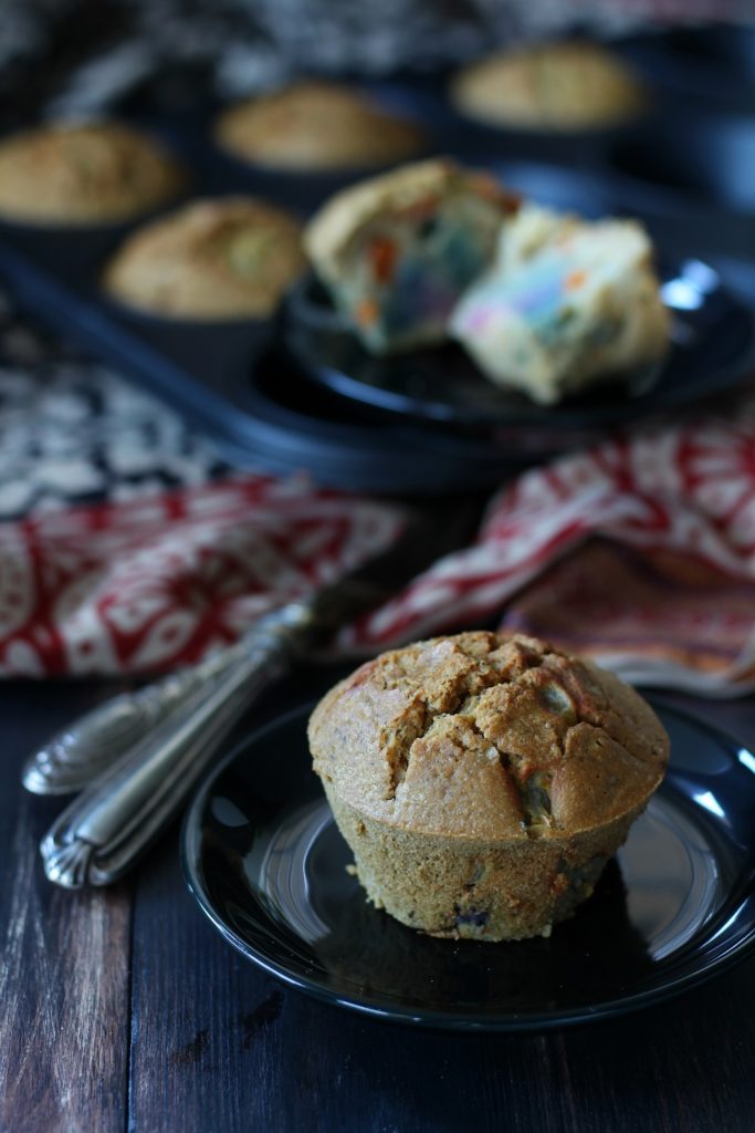 Muffin veg alla farina di ceci e verdure colorate verticale