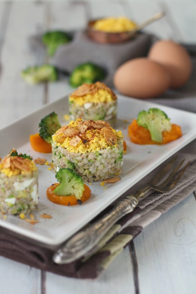 Uovo saraceno ai broccoli con zucca cremosa e grano saraceno