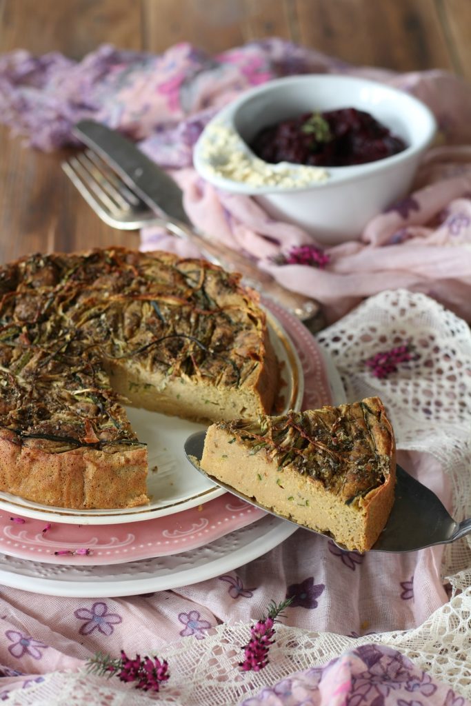 Farfrittata morbida con barbabietola frullata fetta