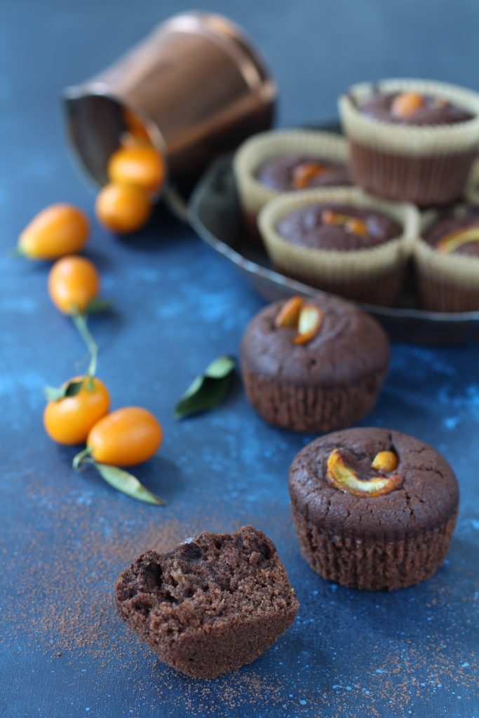 Muffin aquafaba kumquat e cacao amaro impasto