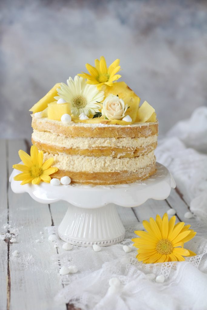 Naked cake con ananas semplice