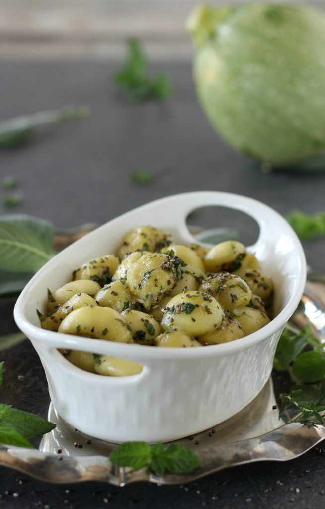 Finti gnocchi di zucchina tonda con erbe aromatiche e chia LIGHT