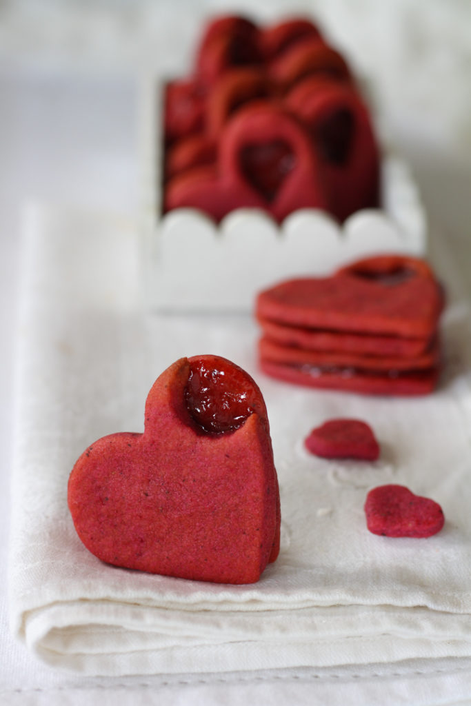 Frollini barbabietola e fragole per san Valentino