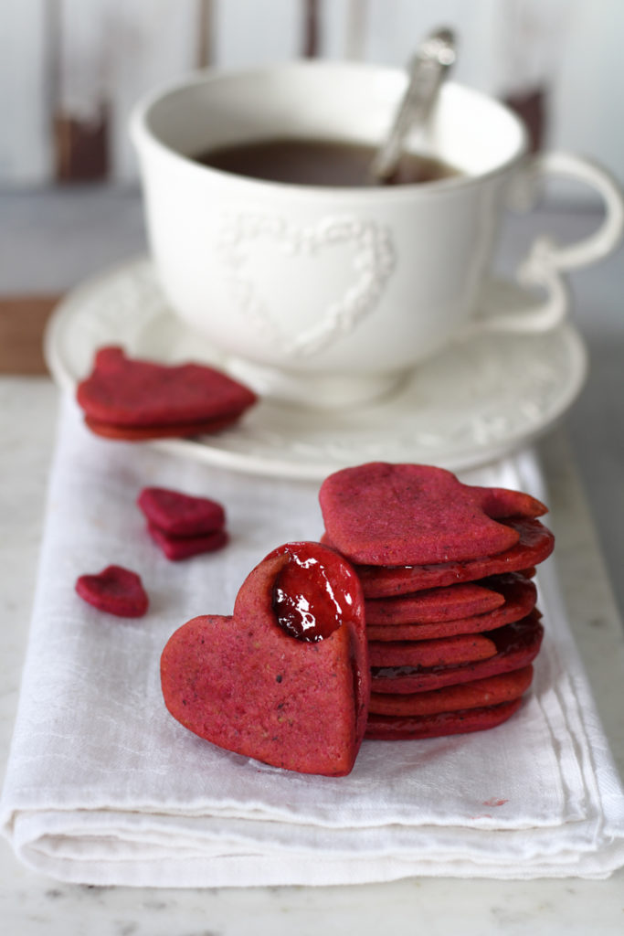 Frollini barbabietola e fragole ricetta San Valentino